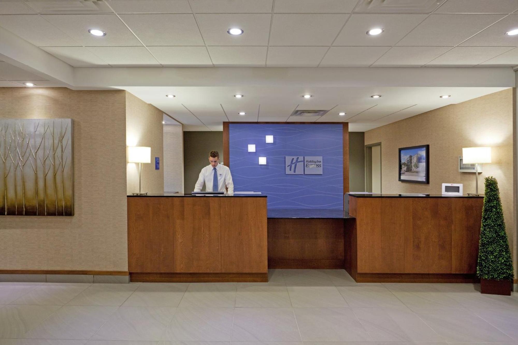 Holiday Inn Express Hotel & Suites Saint - Hyacinthe By Ihg エクステリア 写真